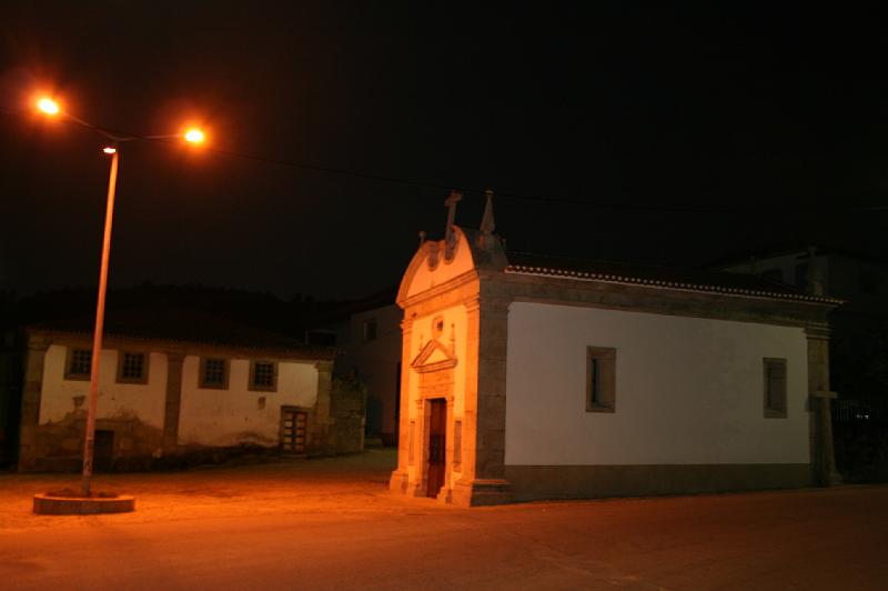 Capela São Miguel noturna.JPG